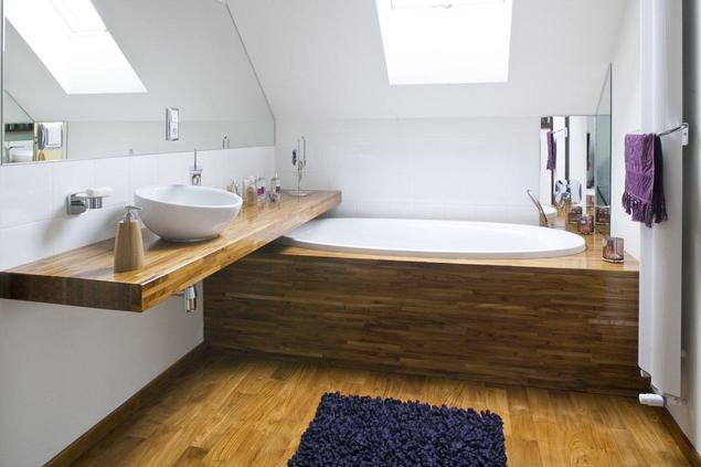 Drewno w łazience. Meble łazienkowe i podłoga mogą być z drewna