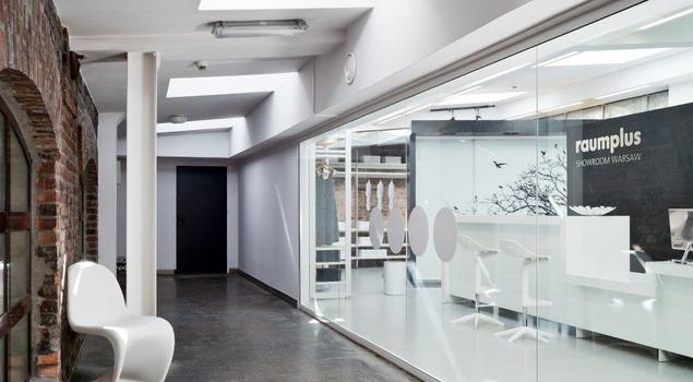 Drzwi przesuwne i systemy zabudowy wnętrz – showroom marki Raumplus