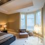 Beżowa sypialnia z belkami pod sufitem – elegancka aranżacja