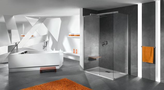 Asymetryczna wanna na tle futurystycznej aranżacji łazienki